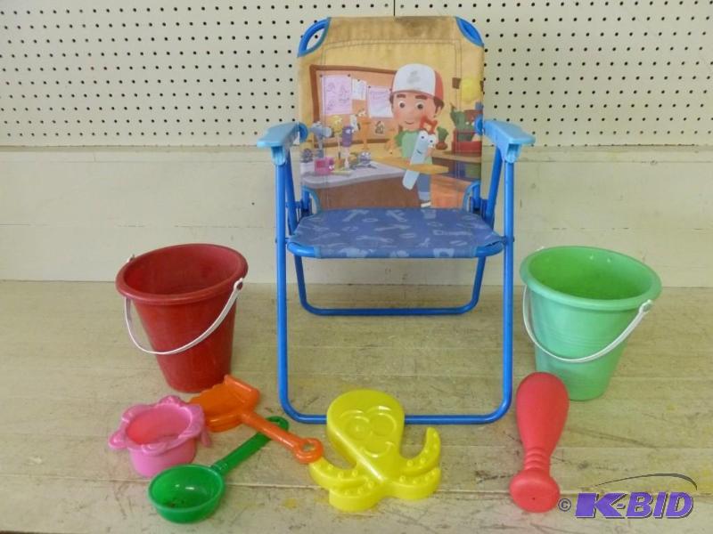 lot 299 image: Large kids beach  sandbox items th...