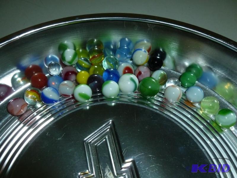 lot 323 image: Nice lot of mixed vintage marbles....