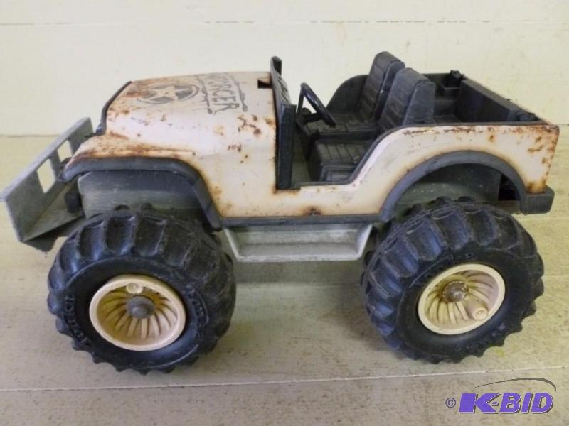 lot 378 image: Tonka Enforcer metal jeep that meas...
