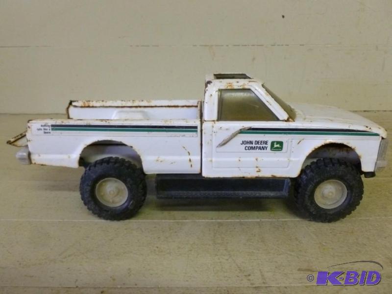 lot 379 image: Ertl John Deere Company metal truck...