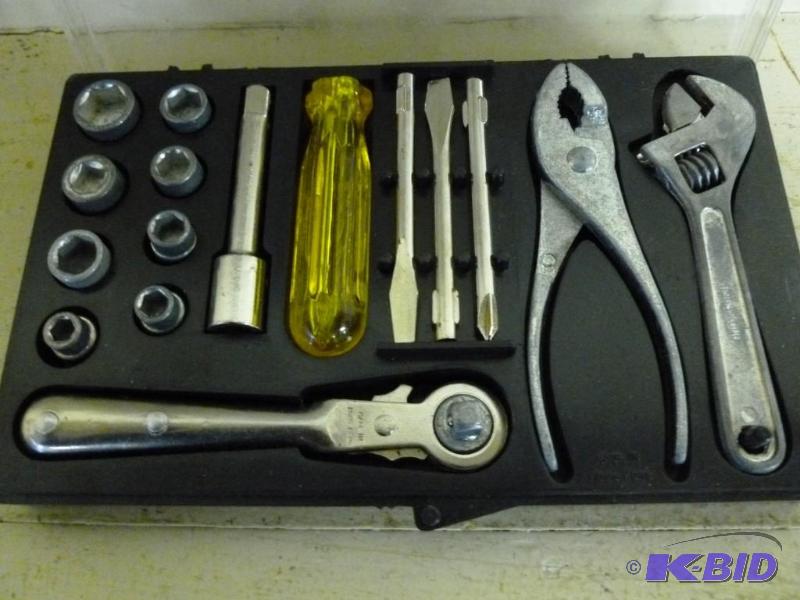 lot 66 image: Sixteen piece tool kit, good useabl...