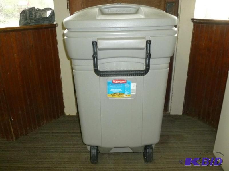 lot 99 image: Large Rubbermaid 45 gallon roller w...