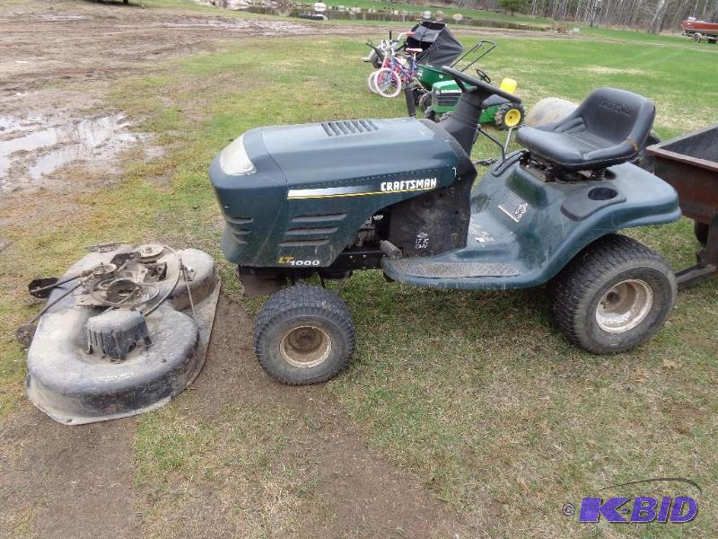 lot 17 image: Craftsman LT 1000 Briggs & Stra...