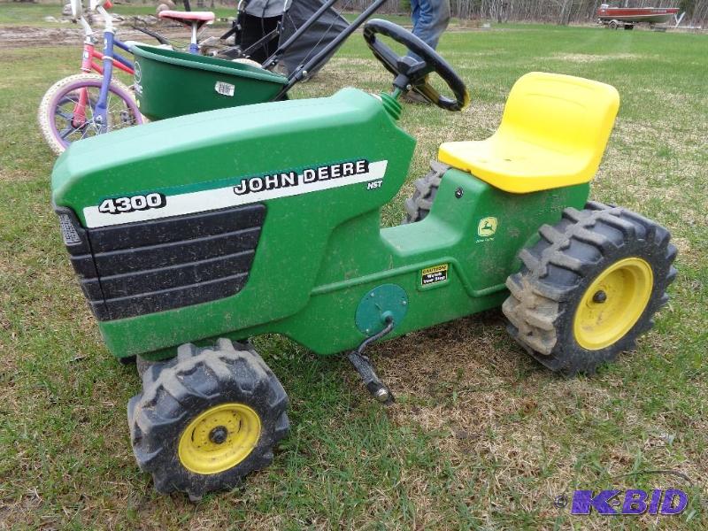 lot 19 image: John Deere Pedal Tractor Plastic Wh...