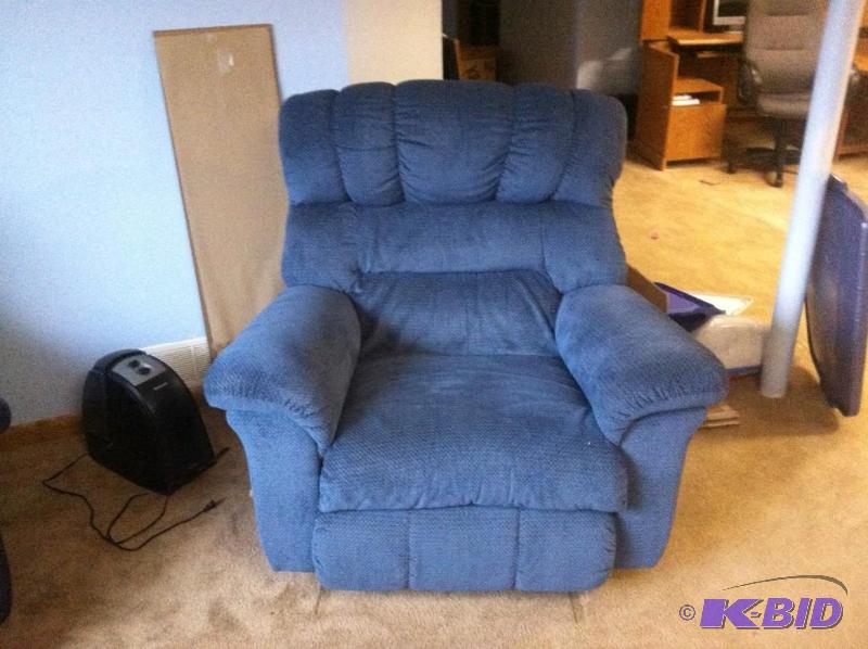 lot 51 image: Lazy Boy RockerRecliner Recliner i...