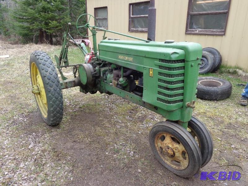 lot 7 image: 1941 John Deere  Model H Seria...