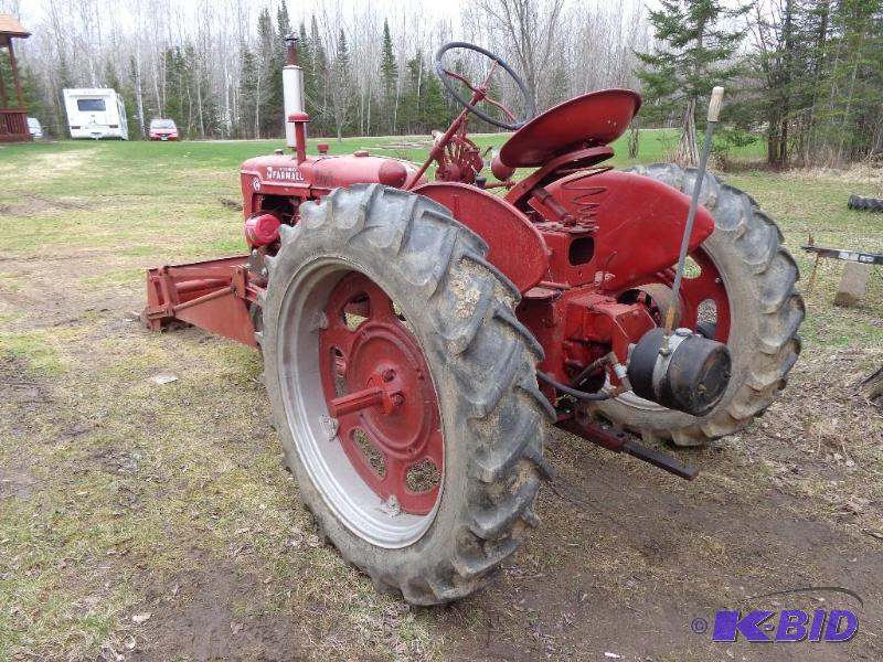 lot 8 image: 1952 International Harvester McCorm...