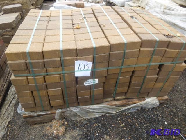 lot 123 image: 1 Pallet of Londonstone Pavers Cobb...