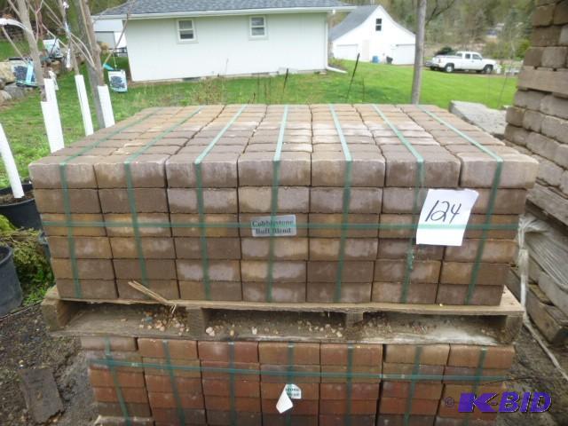 lot 124 image: 1 Pallet of Londonstone Pavers Buff...