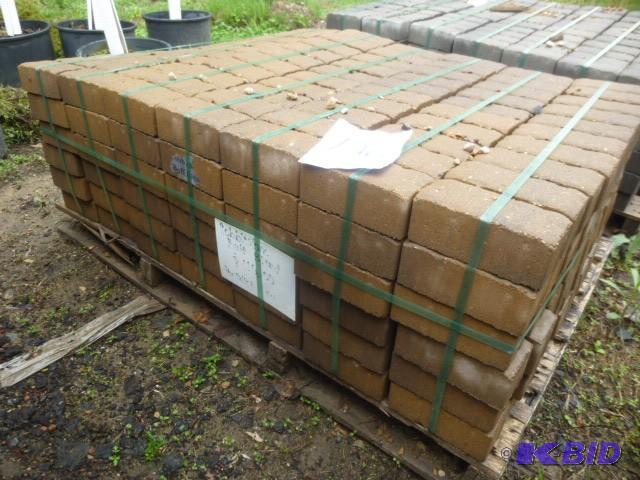 lot 126 image: 1 Pallet of Londonstone Pavers Cobb...