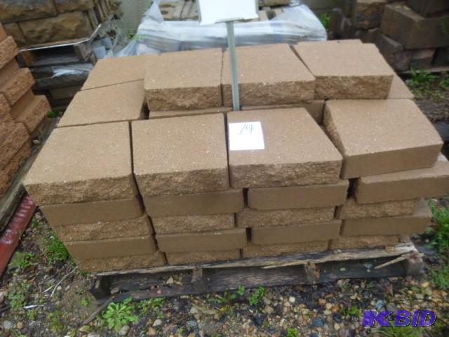 lot 74 image: 1 Pallet of Retaining Wall Caps...