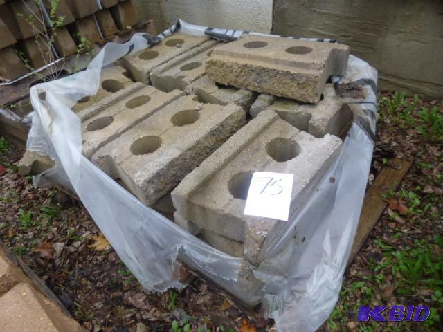 lot 75 image: 1 Pallet of Allan Block Retaining W...