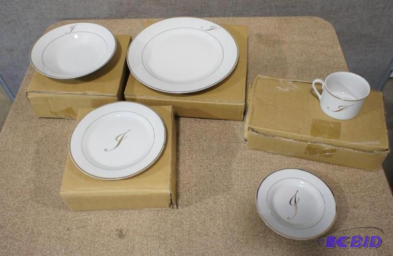 Monogram Dinner ware Set (J). 2 din...