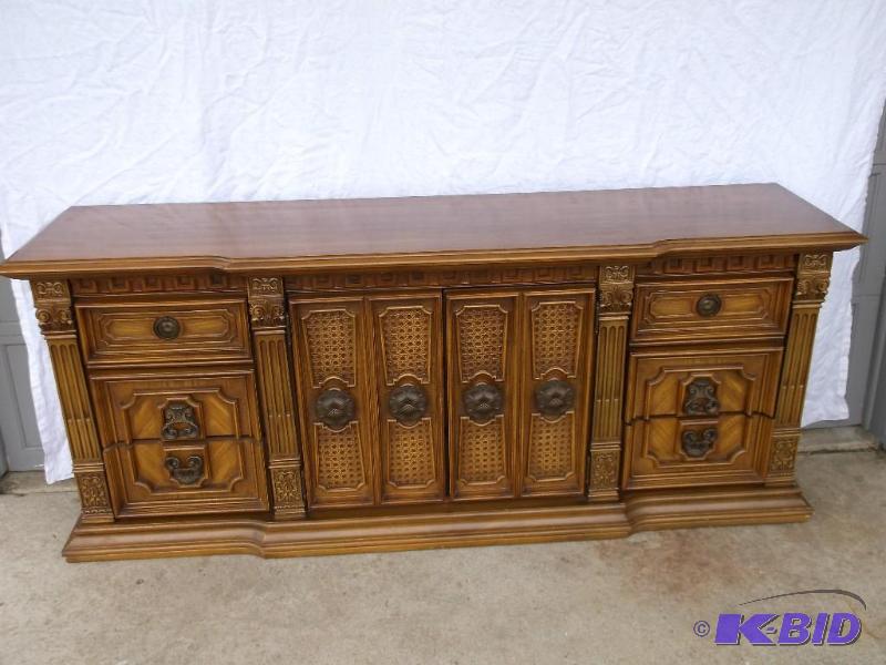 lot 1 image: Beautiful vintage dresser with dove...