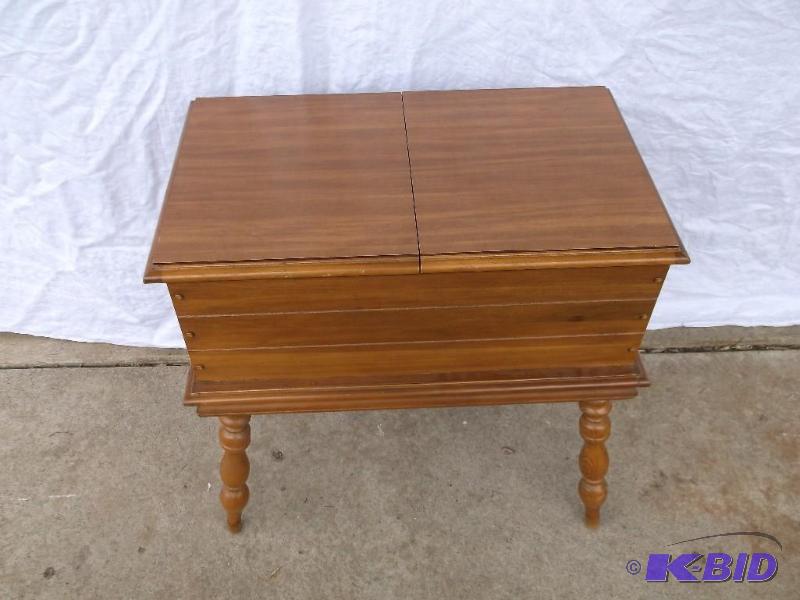 lot 2 image: Nice vintage end table has a  ...