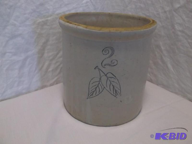 lot 4 image: Nice 2 gal. crock in great shape no...