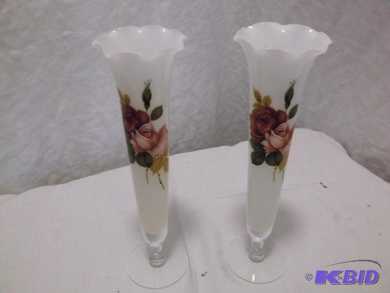 lot 79 image: 2 Beautiful bud vases measuring 2 1...