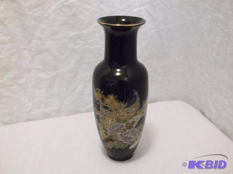 lot 8 image: Beautiful vase with Peacocks and Fl...