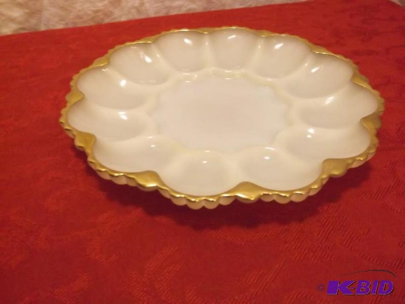 lot 84 image: Beautiful gold trimmed egg plate in...
