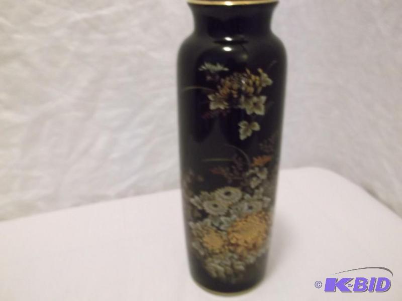 lot 9 image: Nice vase with beautiful flowers on...