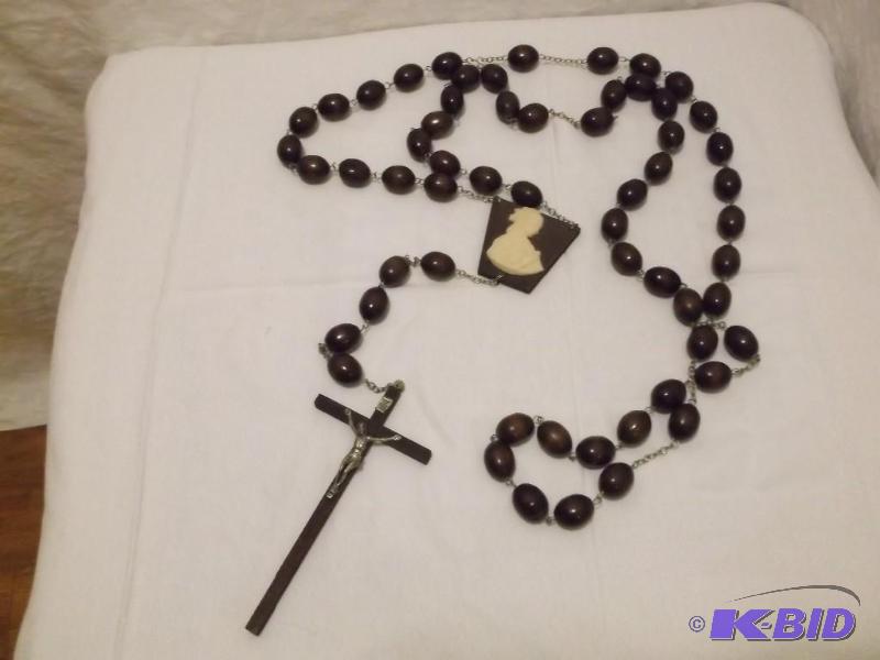 lot 94 image: Vary large rosary in great shape....