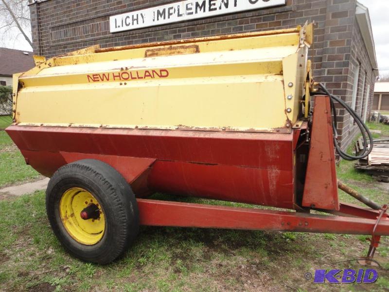 New Holland Manure Spreader, in wor...