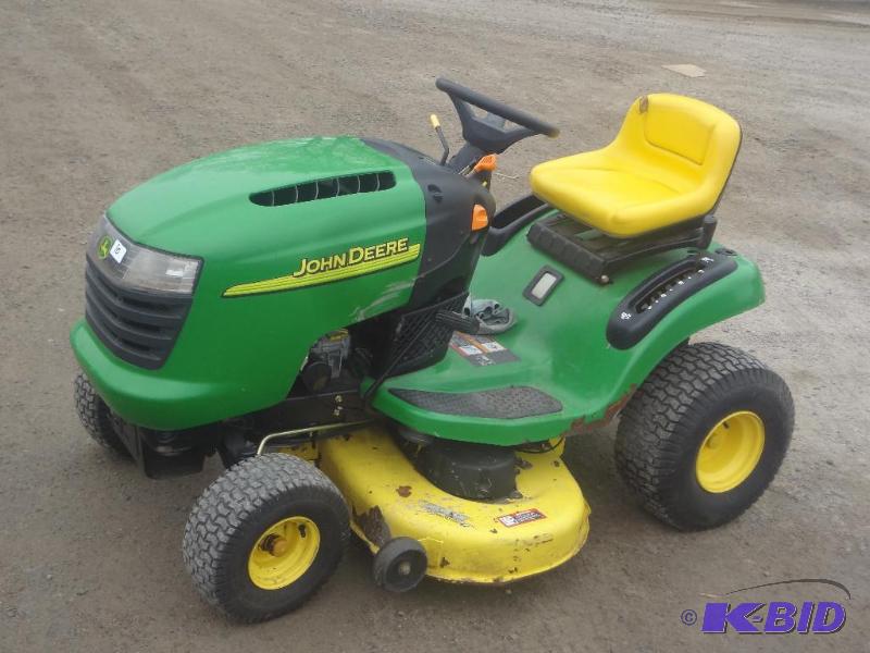 lot 10 image: John Deere L111 Lawn Tractor, 20HP ...