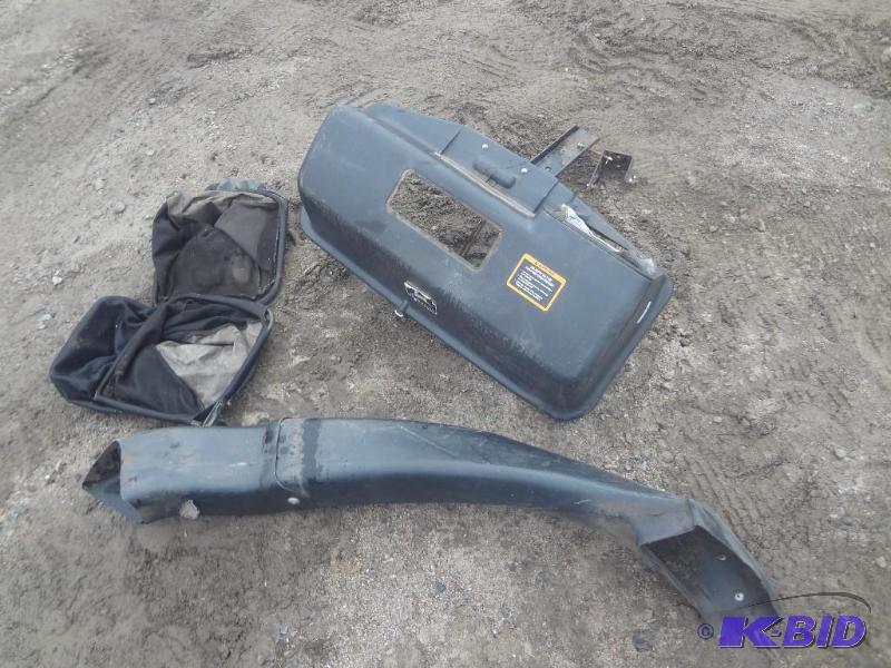 lot 11 image: John Deere Tractor 4-Piece Bagger S...