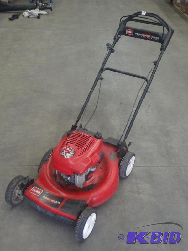 lot 14 image: Toro Personal Pace Self-Propelled 6...