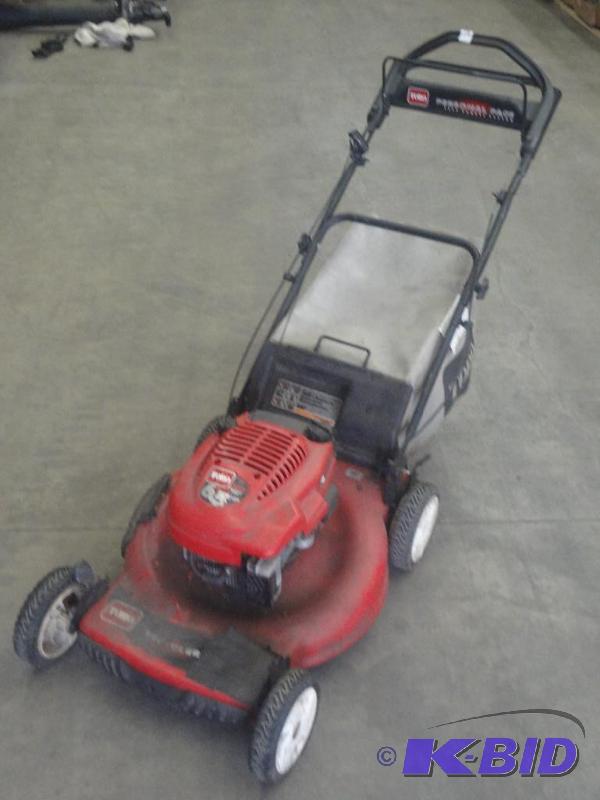 lot 15 image: Toro Personal Pace Self-Propelled 6...
