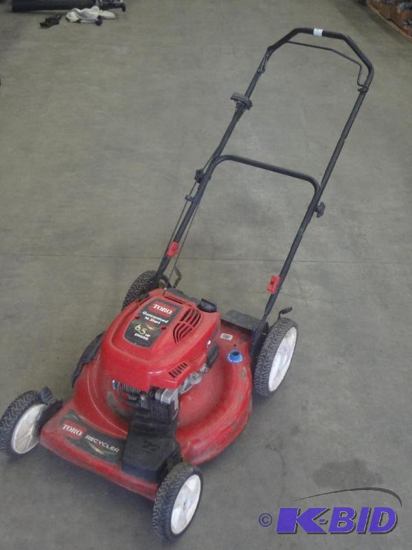 lot 16 image: Toro Personal Pace Self-Propelled 6...