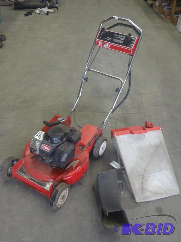 lot 17 image: Toro 3-Speed 21" Mower With Ba...