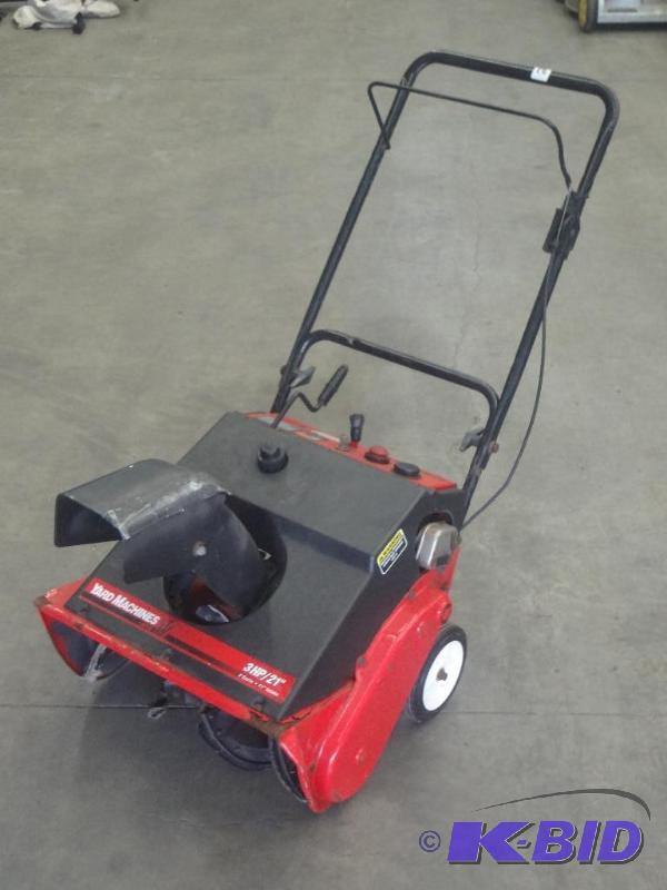 lot 20 image: MTD 3HP 21" Snow Blower, Runs ...