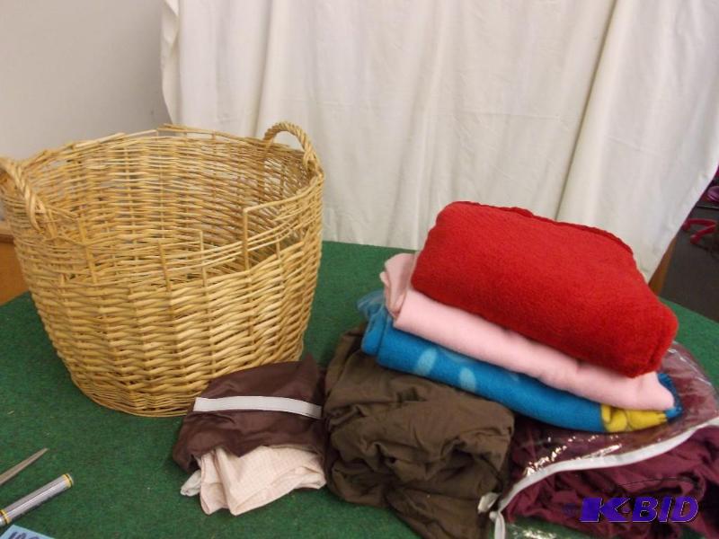 lot 102 image: 2-Flat & 2-Fitted Queen Size Sh...