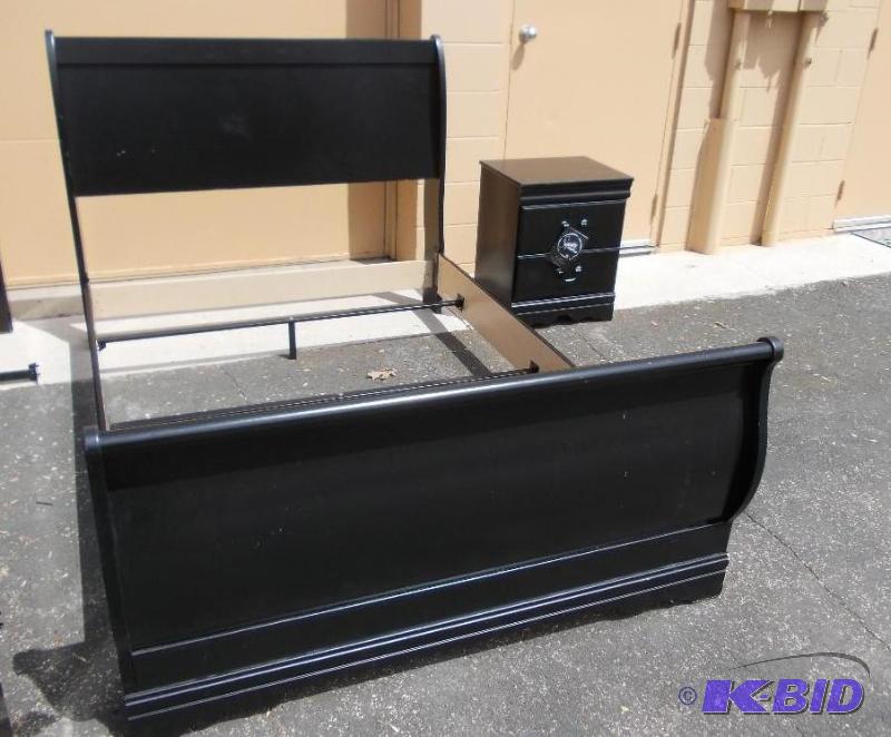 lot 2 image: Full Size Sleigh Bed With 1-Night S...