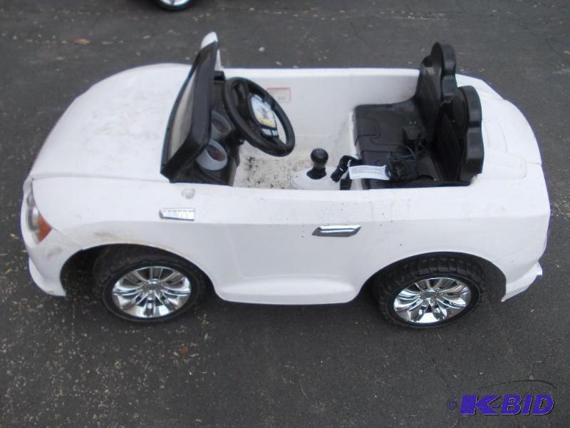 lot 22 image: White Convertible Ride-On Toy Car W...