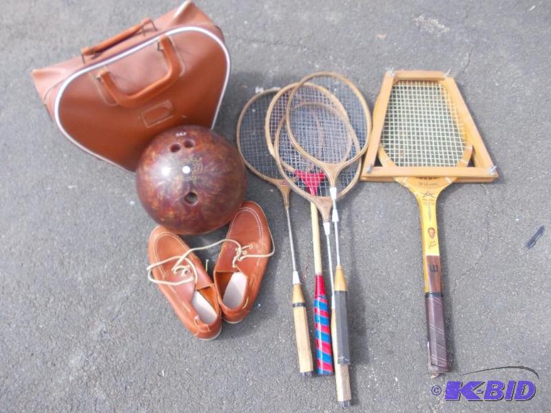lot 26 image: Bowling Ball, Bag & Shoes (Ladi...