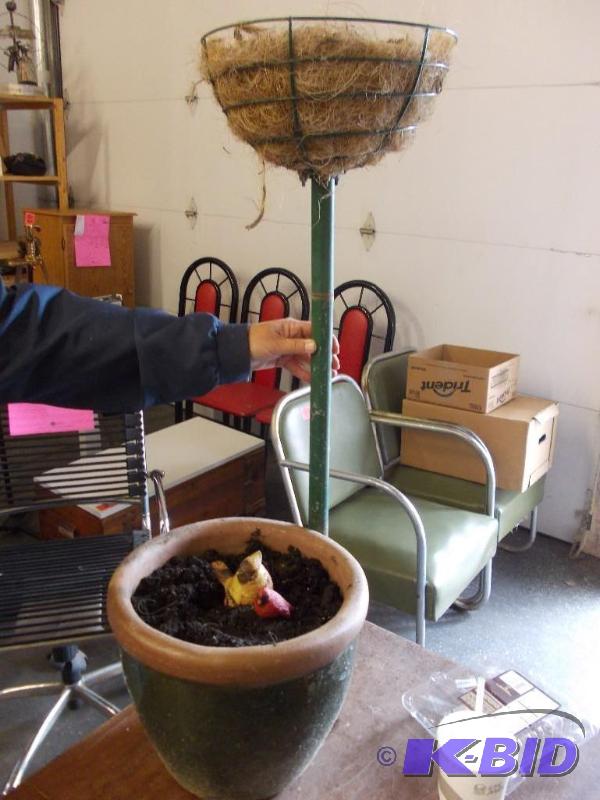 lot 44 image: Large Pottery Planter 2 Crows-nest ...