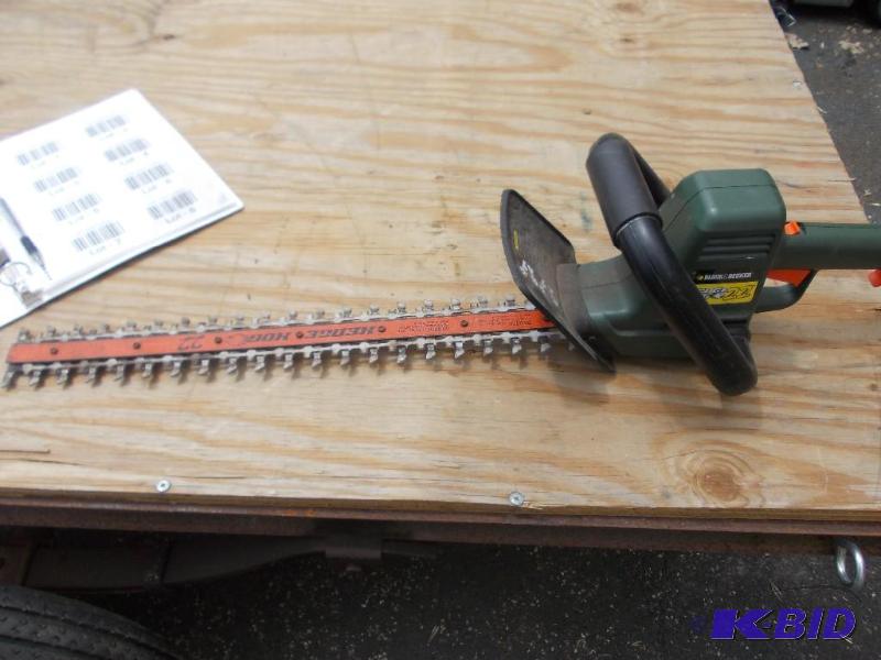 lot 8 image: Black & Decker Electric Hedge H...