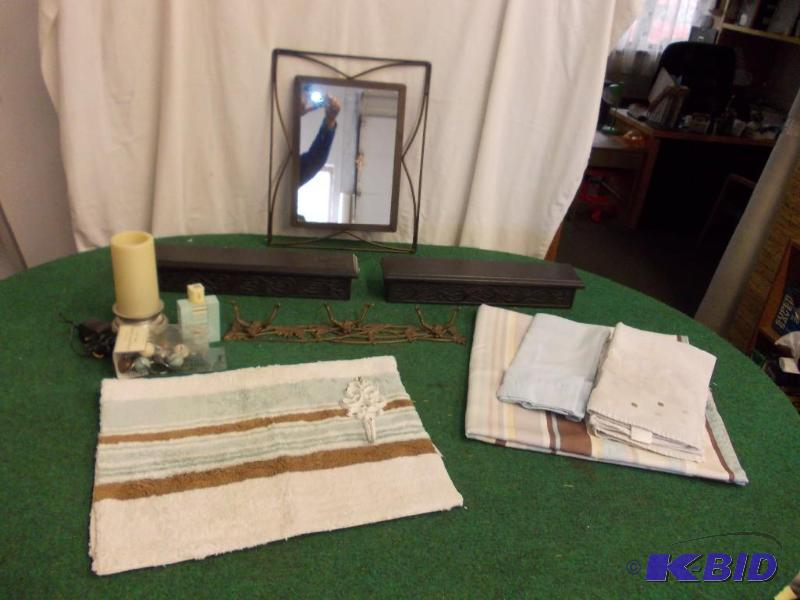 lot 85 image: Bathroom Ensemble Shower Curtain &a...