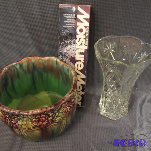 lot 123 image: Jardinire, Vase, Meter