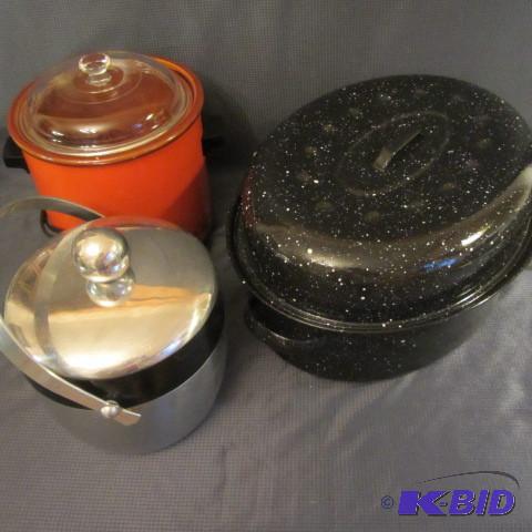 lot 137 image: Roaster, Crock Pot