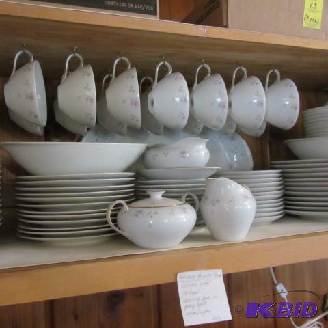 lot 16 image: Fine China Set