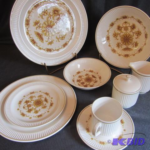 lot 19 image: Dinnerware