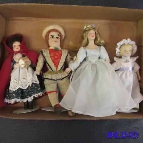 lot 190 image: Dolls