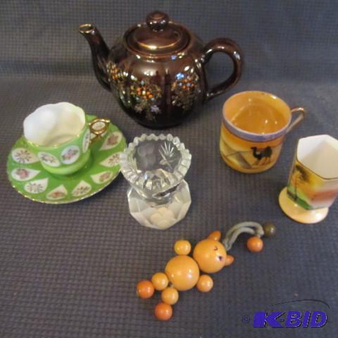 lot 197 image: Tea Pot, Cups, Toothpick