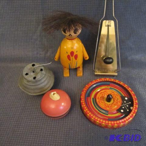 lot 205 image: Vintage Toys