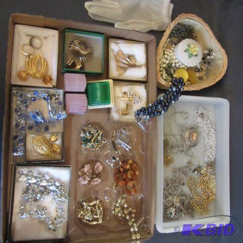 lot 233 image: Costume Jewelry
