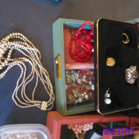 lot 246 image: Jewelry Boxes