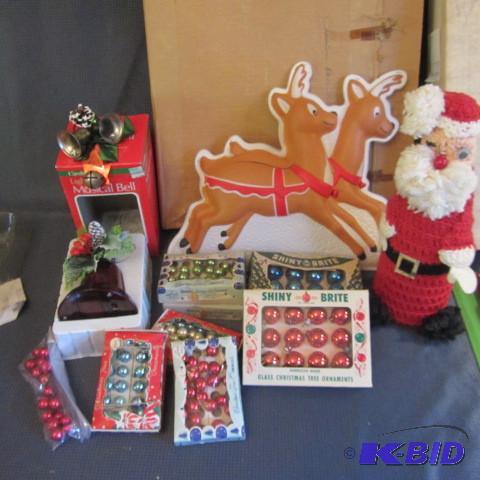 lot 255 image: Vintage Christmas